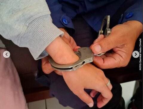 Viral Suami Istri Main Borgol-borgolan Berujung Minta Bantuan Damkar, Warganet: Cosplay Apa Nih? Viral Suami Istri Main Borgol-borgolan Berujung Minta Bantuan Damkar, Warganet: Cosplay Apa Nih?