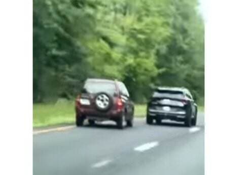 Viral SUV Nyalip Lewat Bahu Jalan Berujung Kecelakaan Viral SUV Nyalip Lewat Bahu Jalan Berujung Kecelakaan