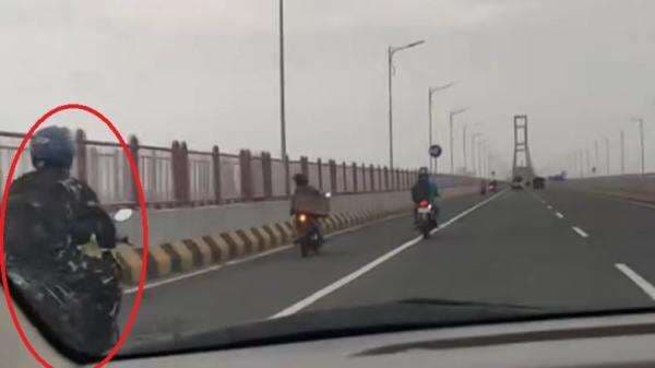 Viral! Pemotor Berseragam TNI Melaju di Jalur Mobil di Jembatan Suramadu Viral! Pemotor Berseragam TNI Melaju di Jalur Mobil di Jembatan Suramadu
