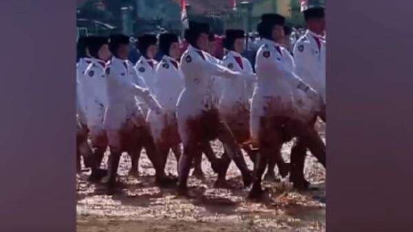 Viral! Upacara Pengibaran Bendera di Lapangan Berlumpur, Seragam Putih Berubah Kecokelatan Viral! Upacara Pengibaran Bendera di Lapangan Berlumpur, Seragam Putih Berubah Kecokelatan