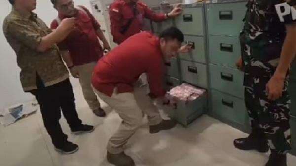 Viral Video Tumpukan Uang Diduga di Ruang Staf Budi Arie, Ini Kata Kejagung Viral Video Tumpukan Uang Diduga di Ruang Staf Budi Arie, Ini Kata Kejagung