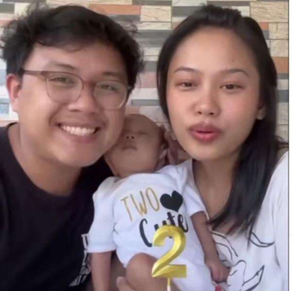 Viral! Video Ulang Tahun Bayi Buat Sedih, Sosok Ayah Hilang di Bulan ke-11 dan 12 Jadi Sorotan Netizen Viral! Video Ulang Tahun Bayi Buat Sedih, Sosok Ayah Hilang di Bulan ke-11 dan 12 Jadi Sorotan Netizen