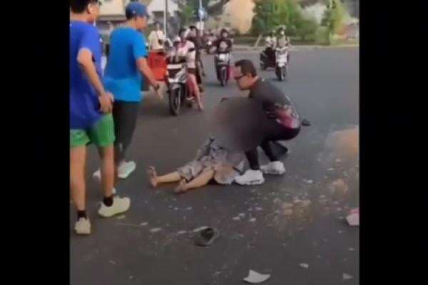 Viral Aksi Heroik Wamendagri Tolong Emak-emak Penjual Sate Korban Kecelakaan di Surabaya Viral Aksi Heroik Wamendagri Tolong Emak-emak Penjual Sate Korban Kecelakaan di Surabaya