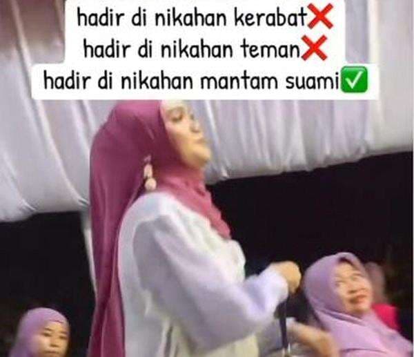 Viral! Wanita Ini Hadiri Pernikahan Mantan Suami dengan Tegar Viral! Wanita Ini Hadiri Pernikahan Mantan Suami dengan Tegar