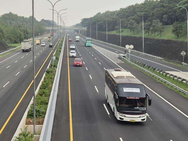 Volume Kendaraan di Tol Cipali Meningkat, Arus Lalu Lintas Masih Lancar Volume Kendaraan di Tol Cipali Meningkat, Arus Lalu Lintas Masih Lancar