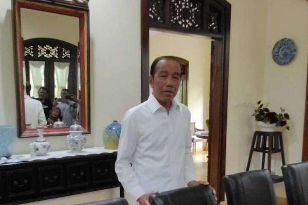 Terima Wartawan di Kediamannya, Wajah Jokowi Tampak Bengkak dan Pucat Terima Wartawan di Kediamannya, Wajah Jokowi Tampak Bengkak dan Pucat