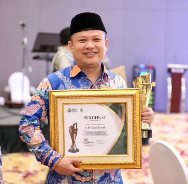 Wakil Ketua DPRD Kota Tangerang Raih Penghargaan Bergengsi dalam PIMRED Award 2025 Wakil Ketua DPRD Kota Tangerang Raih Penghargaan Bergengsi dalam PIMRED Award 2025
