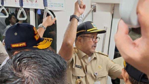 Rano Karno Berangkat ke Kantor Naik MRT, Soroti Lahan Parkir Stasiun Masih Minim Rano Karno Berangkat ke Kantor Naik MRT, Soroti Lahan Parkir Stasiun Masih Minim