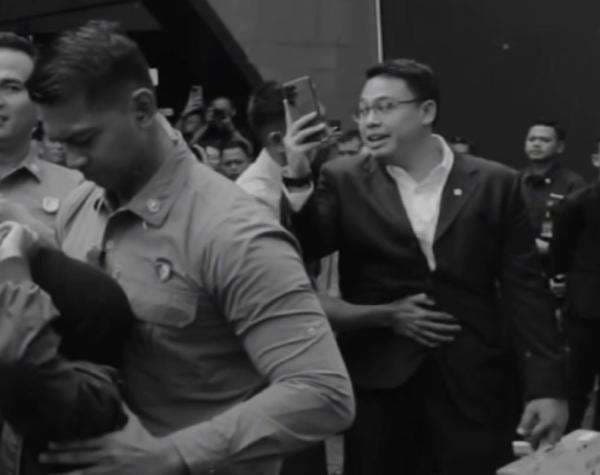 Viral Momen Prabowo Tertawa Lihat Paspampres Adang Wakil Menteri Viral Momen Prabowo Tertawa Lihat Paspampres Adang Wakil Menteri