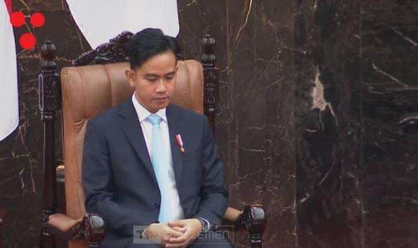 Momen Gibran Berganti Dasi dari Merah ke Biru di Sidang Tahunan MPR Momen Gibran Berganti Dasi dari Merah ke Biru di Sidang Tahunan MPR