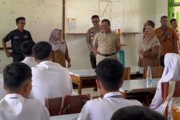 Gerbang SMAN 5 Digembok Warga 2 Hari, Wali Kota Bukittinggi: Anak Kita yang Dirugikan! Gerbang SMAN 5 Digembok Warga 2 Hari, Wali Kota Bukittinggi: Anak Kita yang Dirugikan!