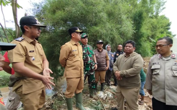 Turap Kali Angke Jebol Jadi Penyebab Banjir di 9 RT Pondok Petir Depok Turap Kali Angke Jebol Jadi Penyebab Banjir di 9 RT Pondok Petir Depok