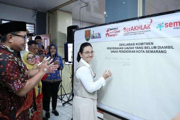 Wali Kota Semarang Dorong Sekolah Swasta untuk Serahkan Ijazah Siswa yang Tertahan Wali Kota Semarang Dorong Sekolah Swasta untuk Serahkan Ijazah Siswa yang Tertahan