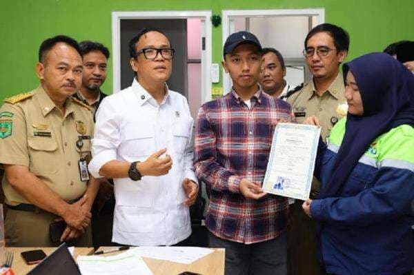 Wamenaker Sidak 2 Perusahaan di Malang, Diduga Tahan Ijazah Pekerja! Wamenaker Sidak 2 Perusahaan di Malang, Diduga Tahan Ijazah Pekerja!