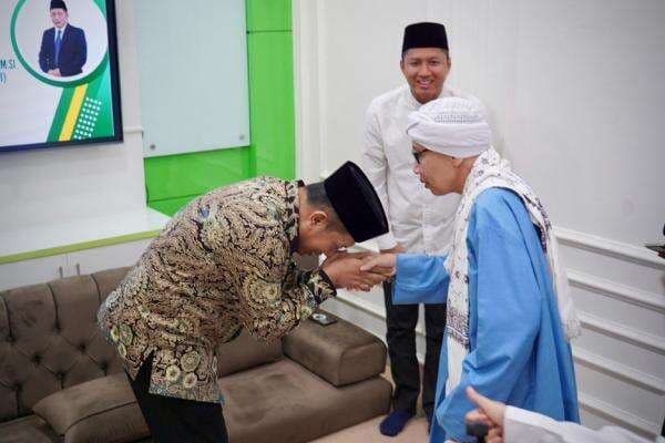 Wamenkop Kunjungi Ponpes Buya Yahya Cirebon, Dukung Transformasi BMT Al-Bahjah Wamenkop Kunjungi Ponpes Buya Yahya Cirebon, Dukung Transformasi BMT Al-Bahjah