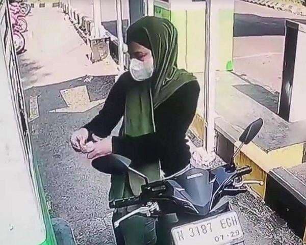 Wanita Cantik Terekam Kamera CCTV Curi Helm di Stasiun Malang, Begini Tampangnya Wanita Cantik Terekam Kamera CCTV Curi Helm di Stasiun Malang, Begini Tampangnya