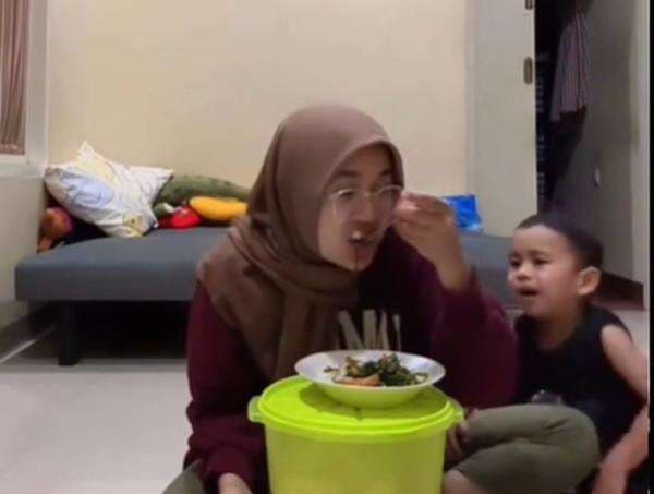 Wanita Ini Berhasil Hadapi Anak Tantrum, Dokter: Ini Ciri Ibu Cerdas! Wanita Ini Berhasil Hadapi Anak Tantrum, Dokter: Ini Ciri Ibu Cerdas!