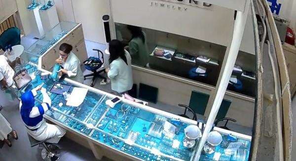 Wanita Ini Nekat Curi Kalung Berlian di Toko Emas Kelapa Gading, Aksi Terekam CCTV Wanita Ini Nekat Curi Kalung Berlian di Toko Emas Kelapa Gading, Aksi Terekam CCTV
