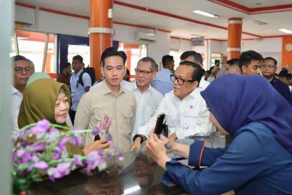 Wapres Gibran Tinjau Penyaluran BSU di Tangerang, Apresiasi Kinerja Pos Indonesia Wapres Gibran Tinjau Penyaluran BSU di Tangerang, Apresiasi Kinerja Pos Indonesia