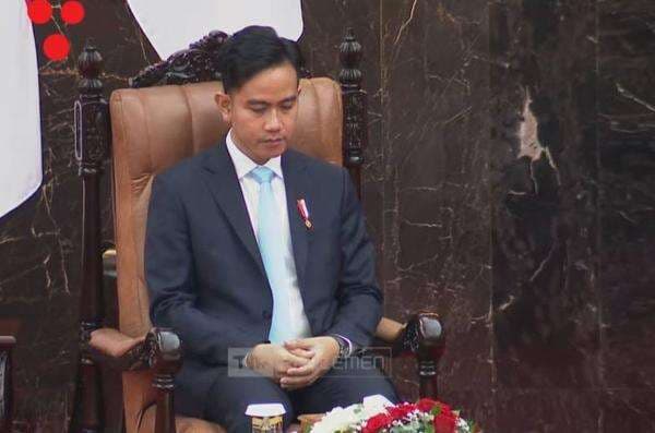 Ketika Gibran Ganti Dasi Warna Biru saat Jalannya Sidang Tahunan MPR 2025 Ketika Gibran Ganti Dasi Warna Biru saat Jalannya Sidang Tahunan MPR 2025