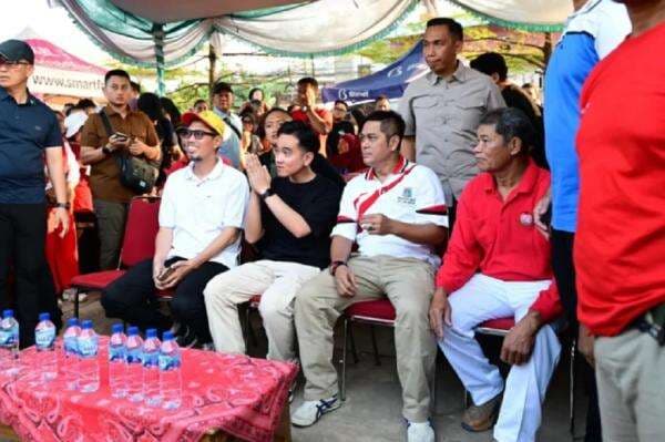 Momen Gibran Asyik Nonton Lomba Panjat Pinang di Kalimalang: Seru! Momen Gibran Asyik Nonton Lomba Panjat Pinang di Kalimalang: Seru!