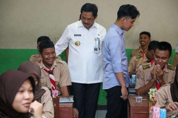Wapres Kunker ke Semarang, Pantau Makan Bergizi Gratis di SMKN 7 Wapres Kunker ke Semarang, Pantau Makan Bergizi Gratis di SMKN 7