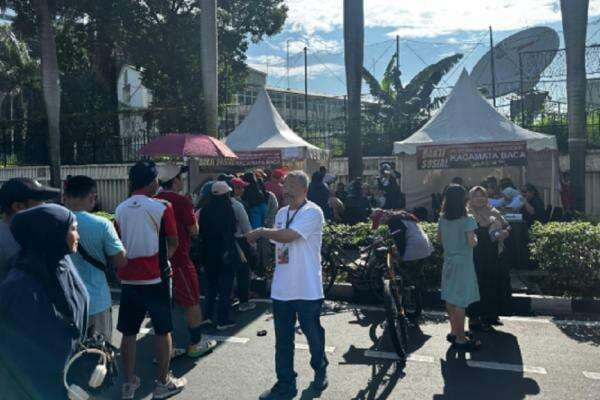 Warga Antusias Ikuti Cek Kesehatan Mata Baguna PDIP di Bundaran HI Warga Antusias Ikuti Cek Kesehatan Mata Baguna PDIP di Bundaran HI