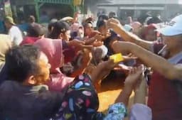 Warga Kabupaten Jombang Berdesakan Berebut Beli Beras Murah