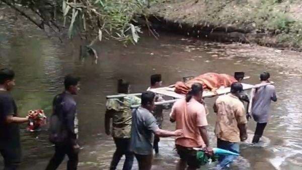 Viral Warga Ponorogo Angkat Jenazah Seberangi Sungai Akibat Kesulitan Akses Jalan Viral Warga Ponorogo Angkat Jenazah Seberangi Sungai Akibat Kesulitan Akses Jalan