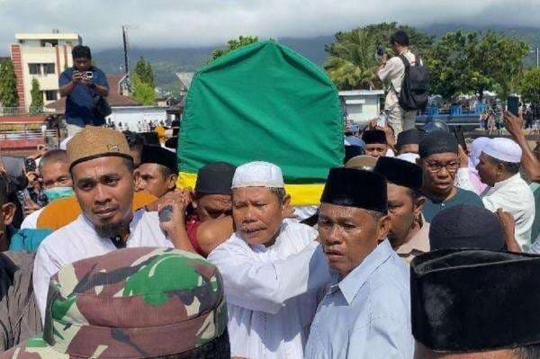 Ribuan Warga Antar Jenazah Eks Gubernur Maluku Utara Abdul Gani Kasuba Ribuan Warga Antar Jenazah Eks Gubernur Maluku Utara Abdul Gani Kasuba