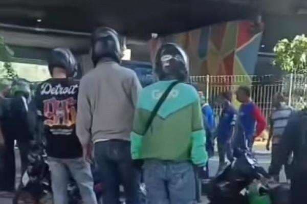 Ngeri, Pemotor Perempuan Tabrak Pembatas hingga Jatuh dari Flyover Grogol Ngeri, Pemotor Perempuan Tabrak Pembatas hingga Jatuh dari Flyover Grogol