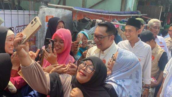 Momen Warga Cakung Berebut Selfie Bareng Ridwan Kamil Momen Warga Cakung Berebut Selfie Bareng Ridwan Kamil