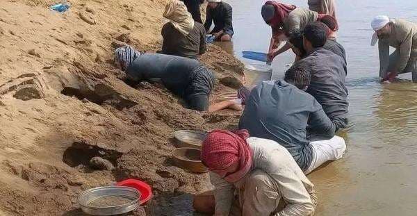 Demam Emas di Raqqa, Warga Berbondong-bondong Gali Dasar Sungai Efrat Demam Emas di Raqqa, Warga Berbondong-bondong Gali Dasar Sungai Efrat