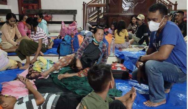 Status Gunung Ibu Naik Level Awas, Warga 6 Desa Mulai Dievakuasi Status Gunung Ibu Naik Level Awas, Warga 6 Desa Mulai Dievakuasi