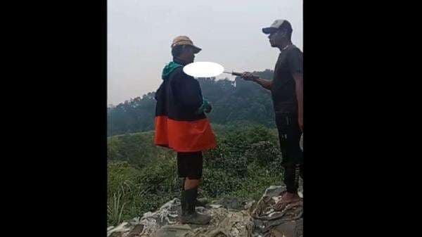 Warga Bogor Diancam Petugas Keamanan Gunakan Pistol dan Sajam, Sempat Duel lalu Dikeroyok Warga Bogor Diancam Petugas Keamanan Gunakan Pistol dan Sajam, Sempat Duel lalu Dikeroyok