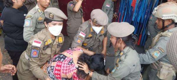 Penertiban Lahan Milik Balai Karantina di Medan Ricuh, Warga Gigit Petugas hingga Terluka Penertiban Lahan Milik Balai Karantina di Medan Ricuh, Warga Gigit Petugas hingga Terluka