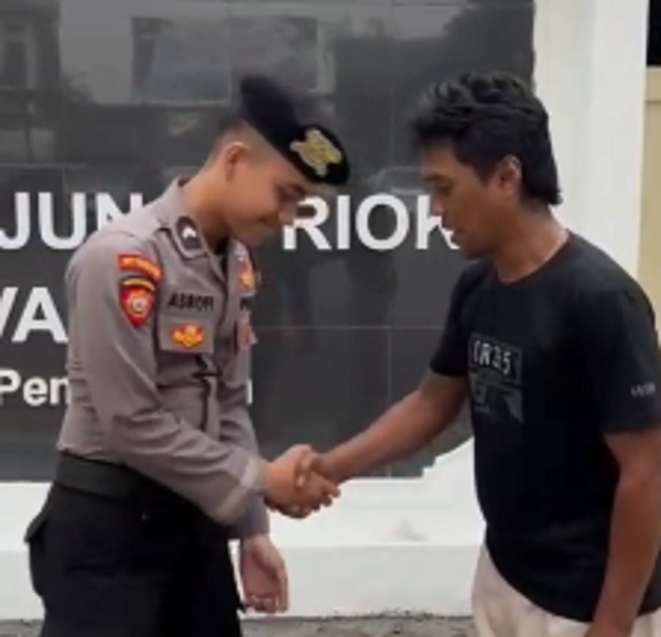 Dompetnya Hilang di Terminal Bus Tj Priok, Warga Ini Dibantu Polisi Urus Surat Jalan ke Kampung Halaman Dompetnya Hilang di Terminal Bus Tj Priok, Warga Ini Dibantu Polisi Urus Surat Jalan ke Kampung Halaman