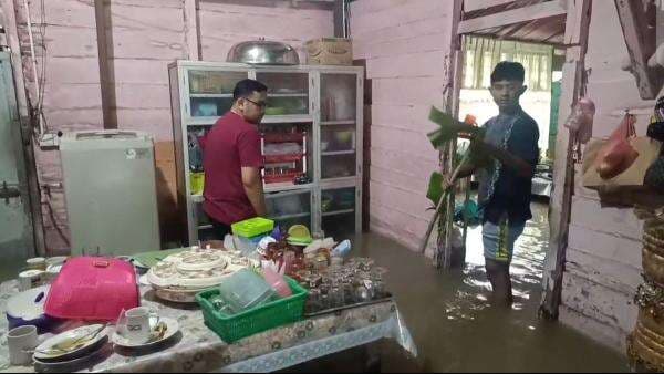 Diguyur Hujan Deras, Warga Jambi Lebaran di Tengah Banjir Diguyur Hujan Deras, Warga Jambi Lebaran di Tengah Banjir