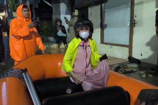 Banjir di Tangsel, Ibu-ibu Warga Kampung Bulak Dievakuasi dengan Perahu Karet Banjir di Tangsel, Ibu-ibu Warga Kampung Bulak Dievakuasi dengan Perahu Karet