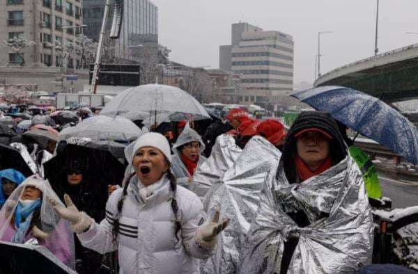 Masyarakat Korsel Terbelah, Demo Dukung dan Protes Penangkapan Presiden Masyarakat Korsel Terbelah, Demo Dukung dan Protes Penangkapan Presiden