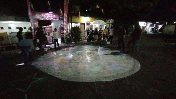 Warga Hapus Lukisan Logo One Piece di Jalan Usai Ditegur Aparat Warga Hapus Lukisan Logo One Piece di Jalan Usai Ditegur Aparat