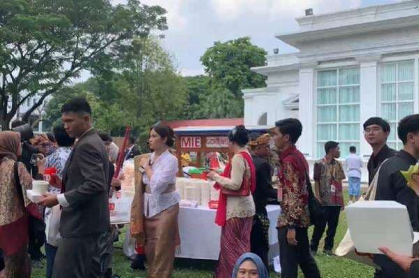 Pesta Rakyat Dimulai, Warga Nikmati Makanan Tradisional di Istana Pesta Rakyat Dimulai, Warga Nikmati Makanan Tradisional di Istana
