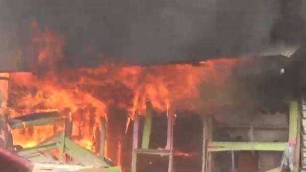 Warga Muaro Jambi Bakar Belasan Warung Remang-Remang, Polisi Sebut Aksi Spontan Warga Muaro Jambi Bakar Belasan Warung Remang-Remang, Polisi Sebut Aksi Spontan