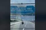 Wih Santainya Pemotor Bonceng 3 Masuk Tol Layang MBZ: Mungkin Kereta Cepat Kalah Wih Santainya Pemotor Bonceng 3 Masuk Tol Layang MBZ: Mungkin Kereta Cepat Kalah