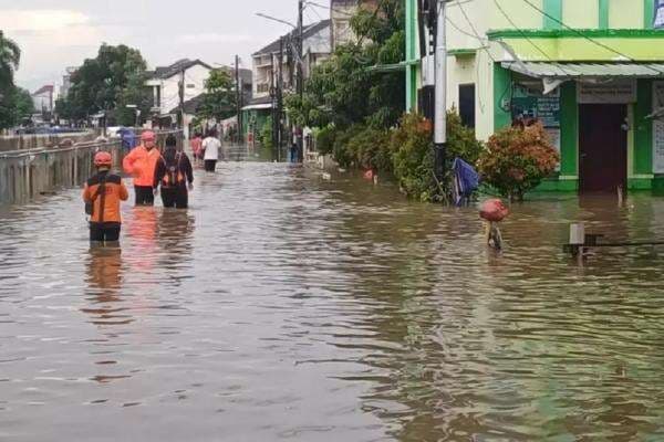 Wilayah Tangsel Terendam Banjir dan Turap Longsor Akibat Hujan Deras Wilayah Tangsel Terendam Banjir dan Turap Longsor Akibat Hujan Deras