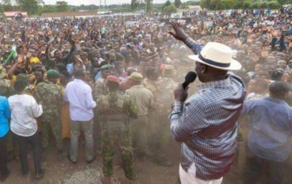 Waduh! Presiden Kenya William Ruto Dilempar Sepatu oleh Demonstran Waduh! Presiden Kenya William Ruto Dilempar Sepatu oleh Demonstran