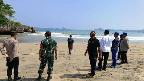 Wisatawan Pantai Ungapan Malang Hilang Terseret Ombak, Sempat Terekam Kamera Mengapung Wisatawan Pantai Ungapan Malang Hilang Terseret Ombak, Sempat Terekam Kamera Mengapung
