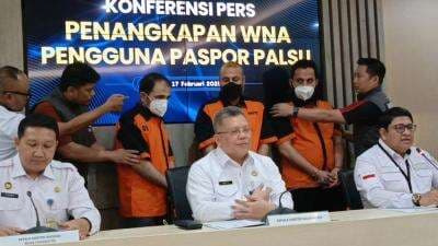 Pakai Paspor Perancis Palsu, 3 WN Pakistan Ditangkap di Bandara Soetta Pakai Paspor Perancis Palsu, 3 WN Pakistan Ditangkap di Bandara Soetta