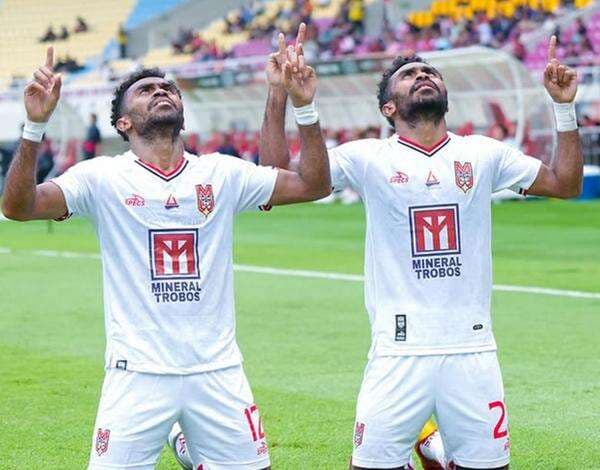 Adu Harga Pasaran Saudara Kembar Yakob dan Yance Sayuri, Pemain Malut United yang Jadi Korban Rasisme Adu Harga Pasaran Saudara Kembar Yakob dan Yance Sayuri, Pemain Malut United yang Jadi Korban Rasisme