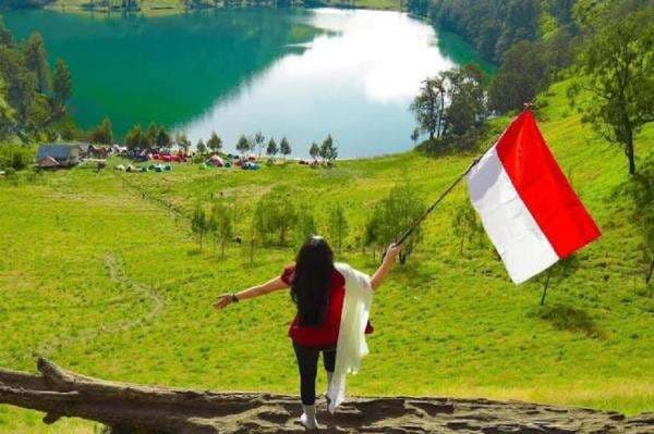Zita Anjani Kibarkan Merah Putih di Gunung Semeru, Peringati HUT RI Bersama Pendaki Difabel Zita Anjani Kibarkan Merah Putih di Gunung Semeru, Peringati HUT RI Bersama Pendaki Difabel